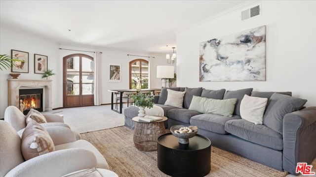 9249 Burton Way, Beverly Hills CA: https://media.crmls.org/mediaz/3f79fe3e-7a3d-4cab-ae7c-7528b556edb6.jpg