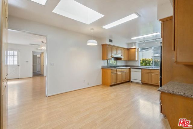 4210 Alcove Avenue, Studio City CA: https://media.crmls.org/mediaz/3f7a975f-95d3-476b-97de-8592a675bb38.jpg