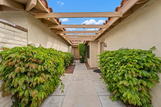 179 Las Lomas, Palm Desert CA: https://media.crmls.org/mediaz/3f7ab037-2a87-4323-8701-38fcfb57d944.jpg