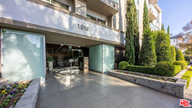 1818 Thayer Avenue, Los Angeles CA: https://media.crmls.org/mediaz/3f7b2420-e9d1-47b8-91fa-b437753dea96.jpg