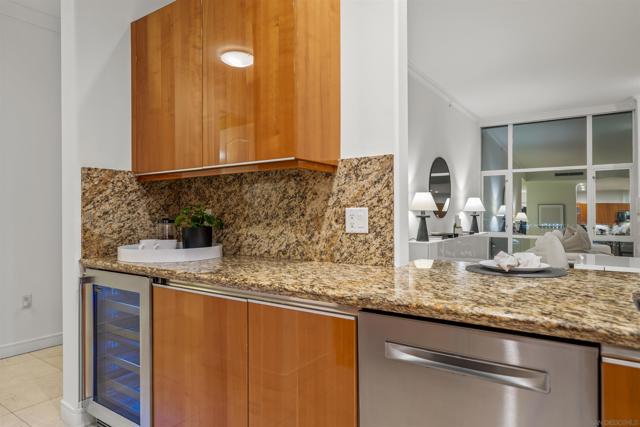 550 Front St, San Diego CA: https://media.crmls.org/mediaz/3f7b9162-4a19-4f36-8eca-41469f0959a9.jpg