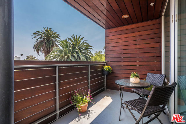 333 S Wilton Place, Los Angeles CA: https://media.crmls.org/mediaz/3f7cb0f3-3bb7-493f-a3ee-6aeb7f540e6e.jpg