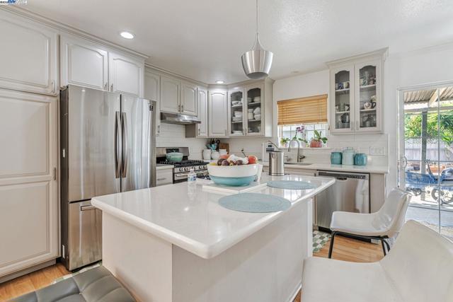 1127 Madera Ave, Menlo Park CA: https://media.crmls.org/mediaz/3f7d2d5b-a4ec-4a39-9e16-e7a818b19a20.jpg