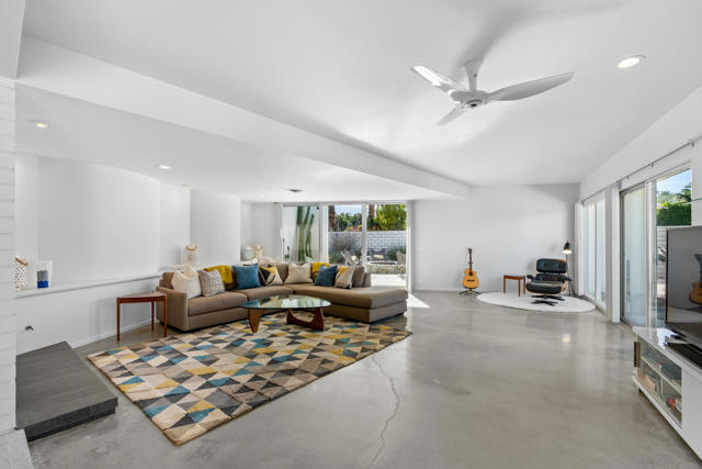 Image 8 of 60 For 76080 Fairway Drive