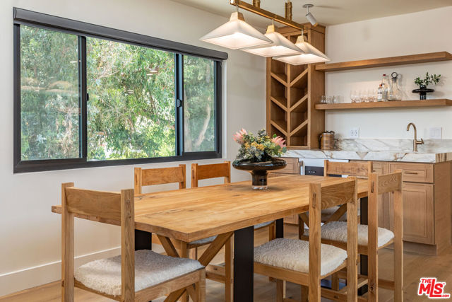 3525 Coast View Drive, Malibu CA: https://media.crmls.org/mediaz/3f7e23ca-7caa-4287-bcf0-4069dd2aa7f0.jpg