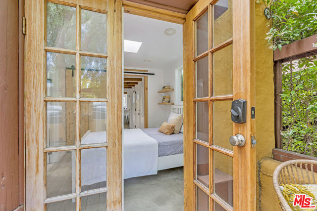 718 Vernon Avenue, Venice CA: https://media.crmls.org/mediaz/3f7e2779-c105-4985-a14d-422989e8a43b.jpg