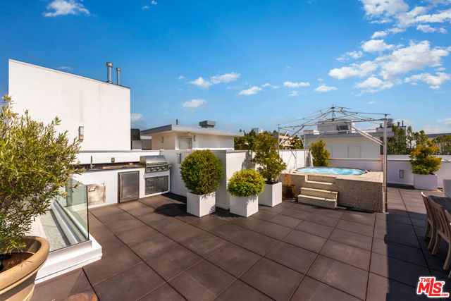 460 N Palm Drive, Beverly Hills CA: https://media.crmls.org/mediaz/3f7e30f0-0148-4a72-99a7-9864c6fa7112.jpg