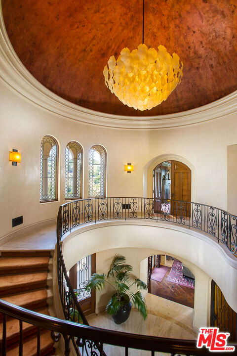10066 Cielo Drive, Beverly Hills CA: https://media.crmls.org/mediaz/3f7e7b88-6f36-4df6-8040-47de89625b77.jpg