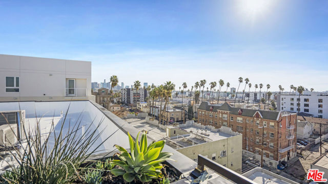 846 S Mariposa Avenue, Los Angeles CA: https://media.crmls.org/mediaz/3f7ec031-066d-476c-b2e3-4bb36448235d.jpg