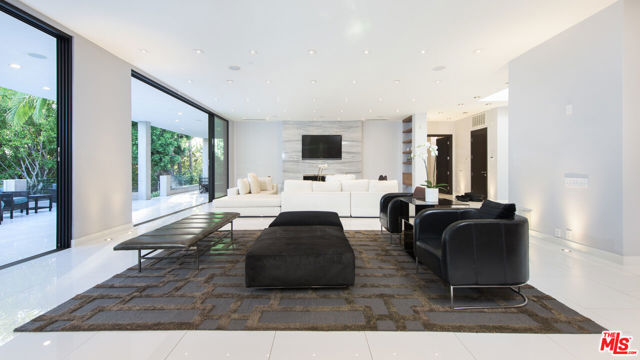 900 N HILLCREST Road, Beverly Hills CA: https://media.crmls.org/mediaz/3f7f0acd-8e09-4478-9217-f4ea9af019a6.jpg