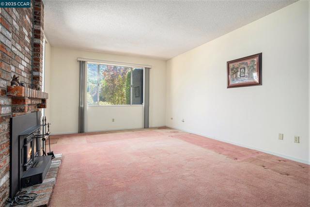 3323 Diablo Cir, Pinole CA: https://media.crmls.org/mediaz/3f7f3fd5-7839-41b4-a515-cb536bba7cc2.jpg