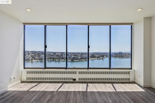 565 Bellevue Ave, Oakland CA: https://media.crmls.org/mediaz/3f804cdd-e86c-4034-ad36-41e48b200d24.jpg