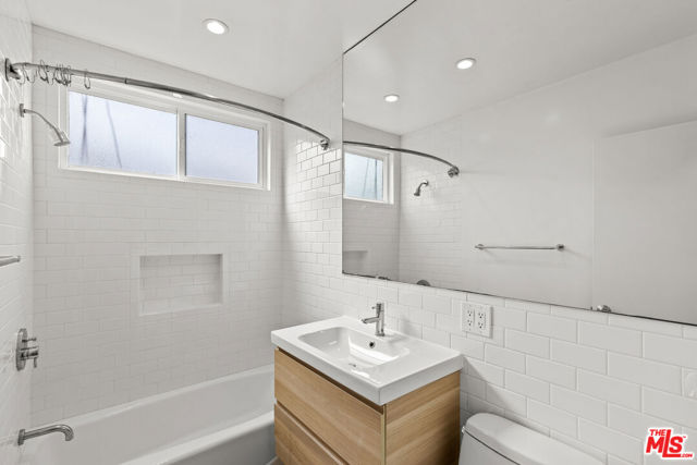 1434 24th Street, Santa Monica CA: https://media.crmls.org/mediaz/3f805e9a-d883-4dee-a823-cc2481d9902e.jpg