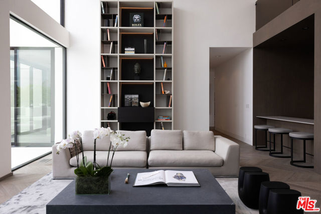 9405 Sierra Mar Place, Los Angeles CA: https://media.crmls.org/mediaz/3f810e0c-115b-49a7-964b-30d107c8f854.jpg