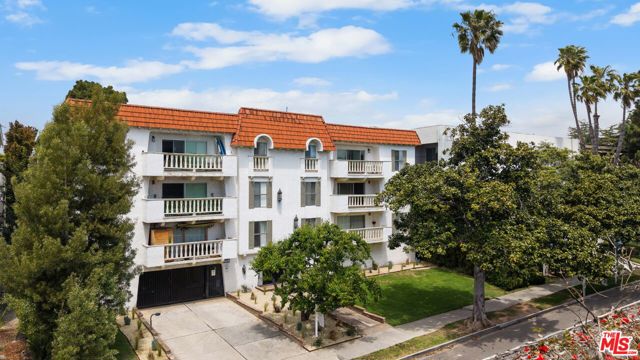 605 San Vicente Boulevard, Santa Monica CA: https://media.crmls.org/mediaz/3f811a8d-33a2-48f1-8490-81d7b2ae269e.jpg