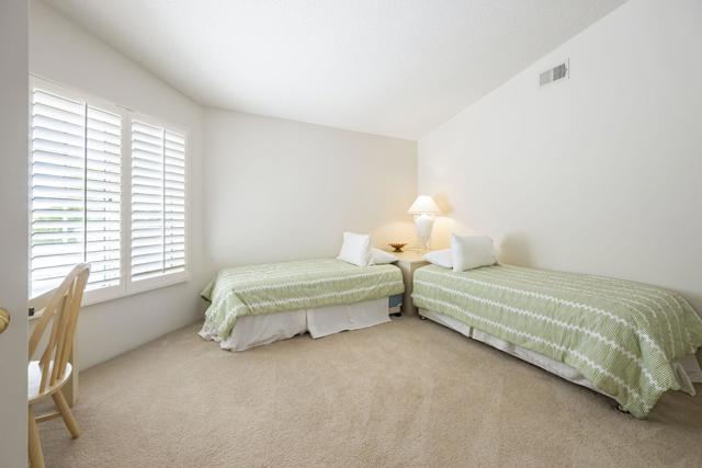 357 Desert Falls E Drive, Palm Desert CA: https://media.crmls.org/mediaz/3f817796-7f5e-4282-963d-54e0e3ee9027.jpg