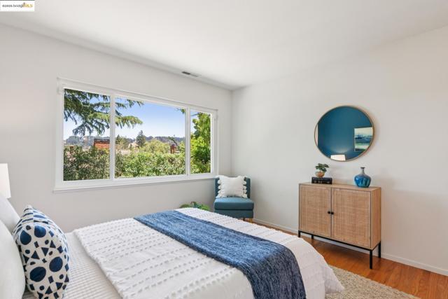1023 Overlook Rd, Berkeley CA: https://media.crmls.org/mediaz/3f82e7a0-8216-4e71-a504-1a20d0d4385a.jpg