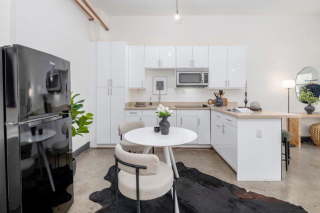 850 W Grand Avenue, Oakland CA: https://media.crmls.org/mediaz/3f841323-17be-4b89-9bec-54c14e363906.jpg