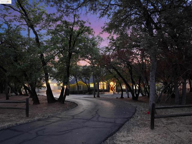 16096 Parkridge Ave, Sonora CA: https://media.crmls.org/mediaz/3f84c0be-934d-48d2-bfa4-fc7bfccb9b76.jpg