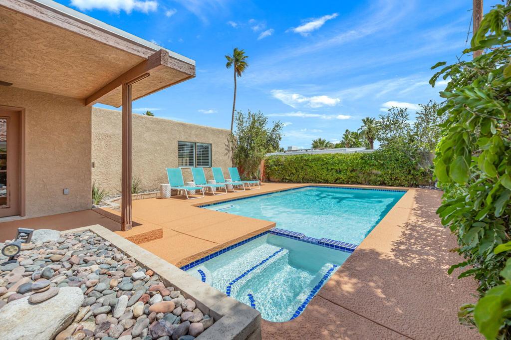 https://media.crmls.org/mediaz/3f852522-6b59-42b0-a6f4-9a7228fca610.jpg?preset=X-Large