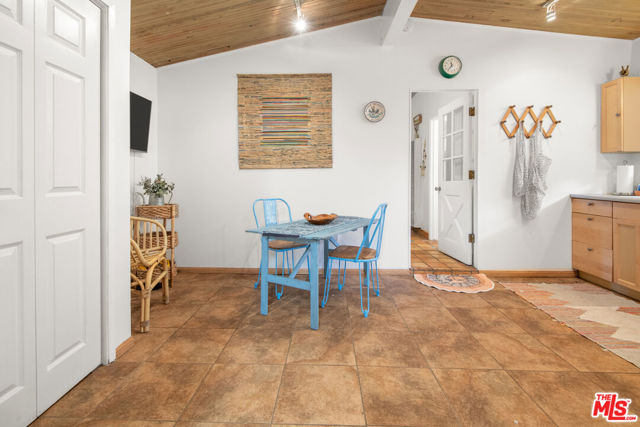886 Camino Colibri, Calabasas CA: https://media.crmls.org/mediaz/3f855839-08f6-4a1d-842d-9898a16d3b95.jpg