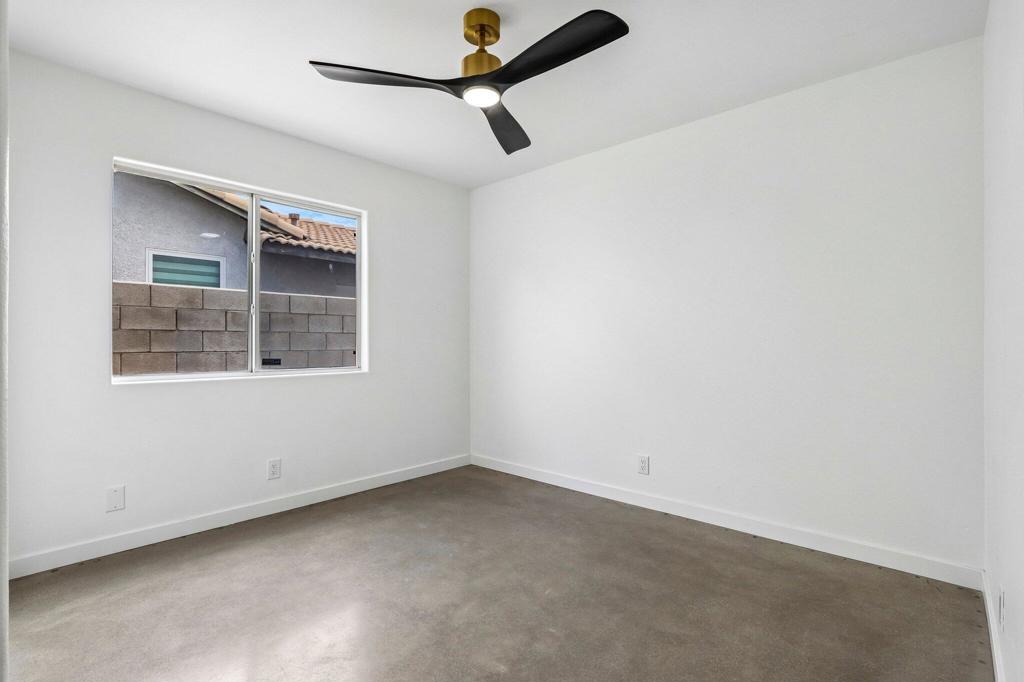 https://media.crmls.org/mediaz/3f86763a-9bb7-4dbc-bdfd-c34da7d945a1.jpg?preset=X-Large