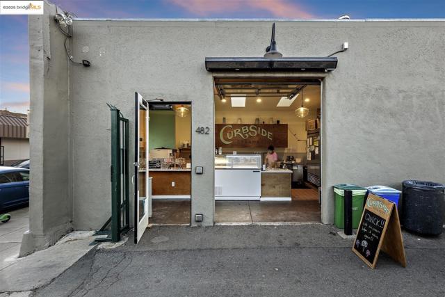 428 Cavour St, Oakland CA: https://media.crmls.org/mediaz/3f87071d-4bba-41b7-b683-89d62b038099.jpg