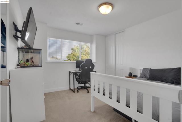 235 Pecan Pl, Brentwood CA: https://media.crmls.org/mediaz/3f873e71-7132-415e-b1da-80a793425817.jpg
