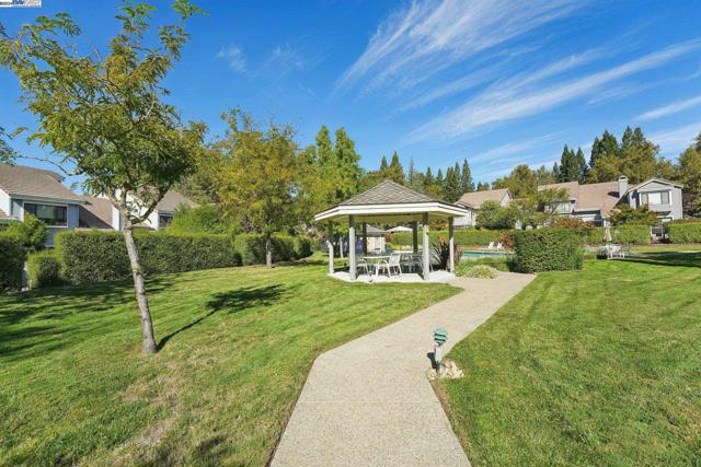 108 Kingswood Cir, Danville CA: https://media.crmls.org/mediaz/3f877913-62bd-425e-9151-b75b9c8b1193.jpg