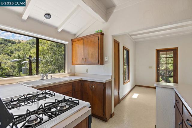 37 La Madronal, Orinda CA: https://media.crmls.org/mediaz/3f881a73-8f90-4f23-8016-17c2fee96fb3.jpg