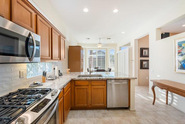 78325 Cloveridge Way, Palm Desert CA: https://media.crmls.org/mediaz/3f883d21-50d5-4004-813e-521c29888c6c.jpg