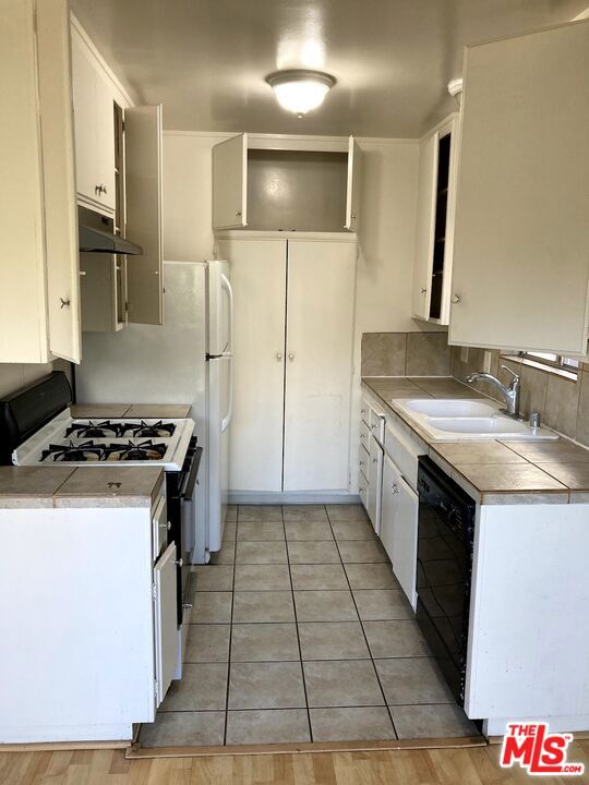 1338 14TH Street, Santa Monica CA: https://media.crmls.org/mediaz/3f885ce2-26da-4428-bccf-c690a80dae6b.jpg
