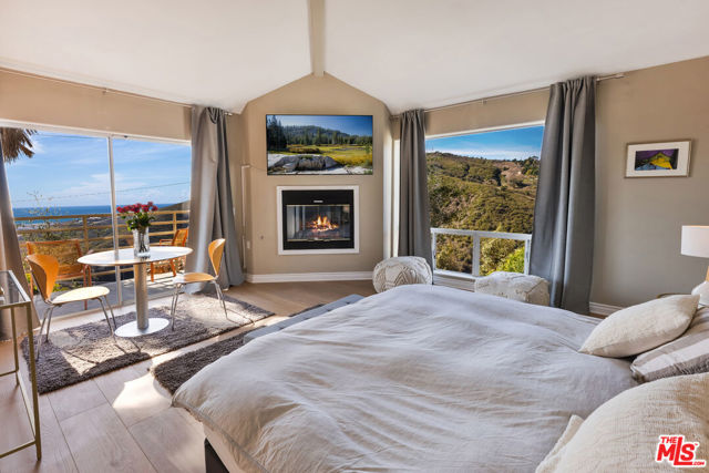 4350 Hillview Drive, Malibu CA: https://media.crmls.org/mediaz/3f8925fe-232e-4289-ae7a-e279656fcd20.jpg