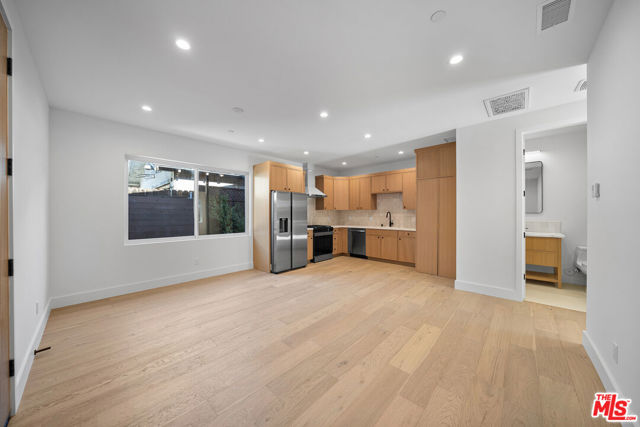 1688 N Sierra Bonita Avenue, Pasadena CA: https://media.crmls.org/mediaz/3f8b1281-d107-472e-99ae-31c369c64b8d.jpg