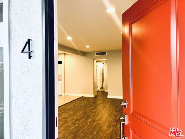 1136 SPAZIER Avenue, Glendale CA: https://media.crmls.org/mediaz/3f8d09de-91c4-4428-8361-2cdbe438ed52.jpg