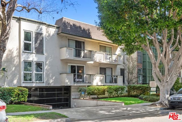 3640 Cardiff Avenue, Los Angeles CA: https://media.crmls.org/mediaz/3f8e7eee-134c-4bf1-82e7-c46dc733634d.jpg