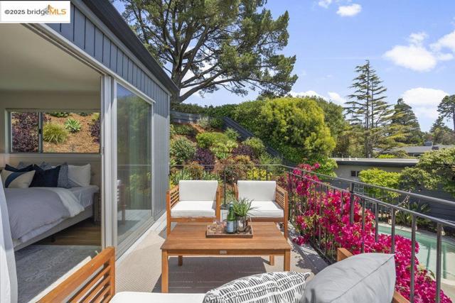 8715 Don Carol Drive, El Cerrito CA: https://media.crmls.org/mediaz/3f8ebccf-f166-48dc-b2ce-4bb006b8847c.jpg