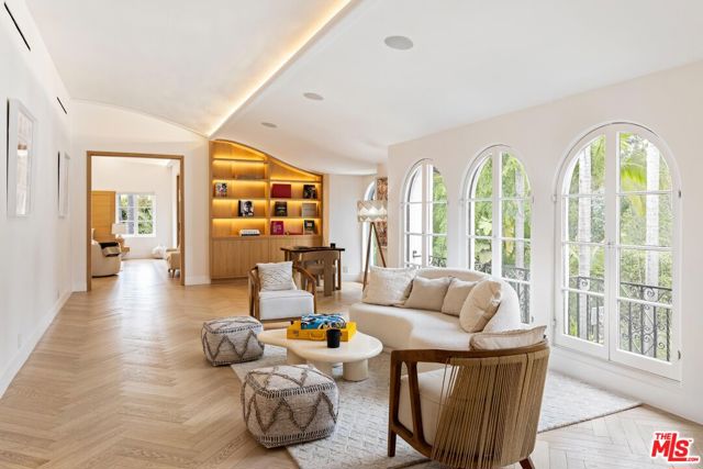 9451 Sunset Boulevard, Beverly Hills CA: https://media.crmls.org/mediaz/3f8f1a3c-93e1-461a-a3c6-f13e17277220.jpg