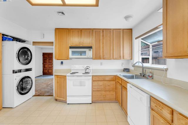 28458 Etta Ave, Hayward CA: https://media.crmls.org/mediaz/3f8f2402-fffa-4e92-92d1-a45ed01998d1.jpg