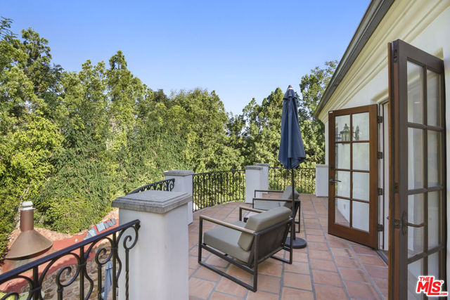 18414 Corazon Circle, Tarzana CA: https://media.crmls.org/mediaz/3f8f58ad-9470-4edf-af71-c36cf1a1e2b0.jpg