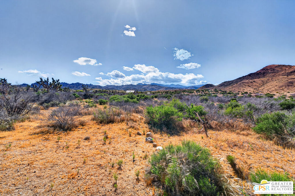 https://media.crmls.org/mediaz/3f8fb5d6-01c2-42b3-b6ff-f075dc55a503.jpg?preset=X-Large