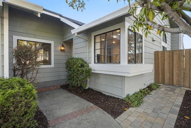 3525 Mcsherry Way, Alameda CA: https://media.crmls.org/mediaz/3f9215de-e0ed-45db-8789-b5acef2b2fdf.jpg
