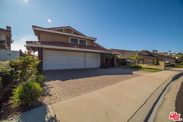 29303 Stadia Hill Lane, Rancho Palos Verdes CA: https://media.crmls.org/mediaz/3f936006-54b0-4762-b0e7-abfd006a2e7f.jpg