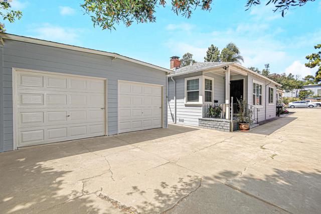 6133 Seminary Ave, Oakland CA: https://media.crmls.org/mediaz/3f942396-5be3-4419-99d6-6a7f37936277.jpg