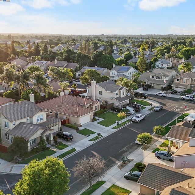 443 Collis St, Brentwood CA: https://media.crmls.org/mediaz/3f942724-72af-4b97-b229-64010ddc0136.jpg
