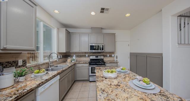 555 Centre Court Dr, Tracy CA: https://media.crmls.org/mediaz/3f94efe5-0363-4dbb-982d-750533b6920f.jpg
