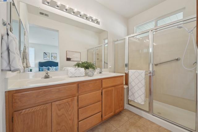 491 Central Park Pl, Brentwood CA: https://media.crmls.org/mediaz/3f94f70d-ccb3-4d19-92c5-0999a0e6d773.jpg