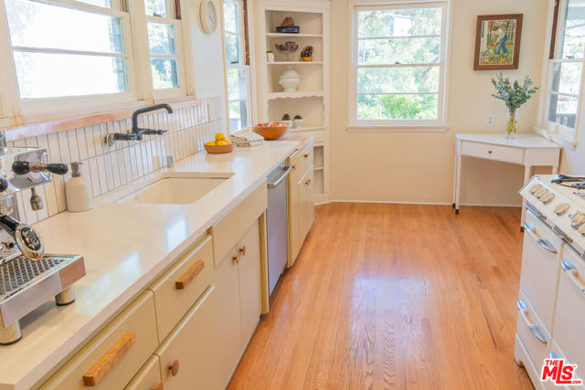 2434 Cazaux Place, Los Angeles CA: https://media.crmls.org/mediaz/3f973d48-4d71-46e6-b569-7c9c0b69c37f.jpg