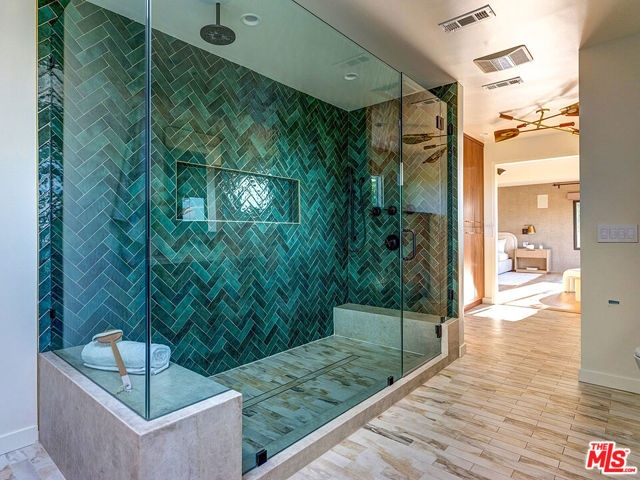 8674 Edwin Drive, Los Angeles CA: https://media.crmls.org/mediaz/3f97a37f-28bd-4e0e-a5c3-b82d22b23029.jpg