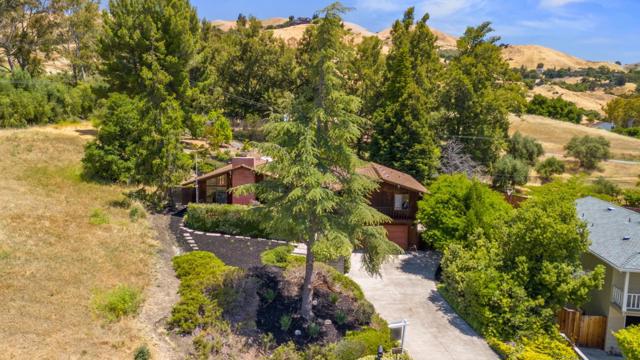 3668 El Grande Drive, San Jose CA: https://media.crmls.org/mediaz/3f98046f-4bcc-4358-850b-ee763638ee0f.jpg